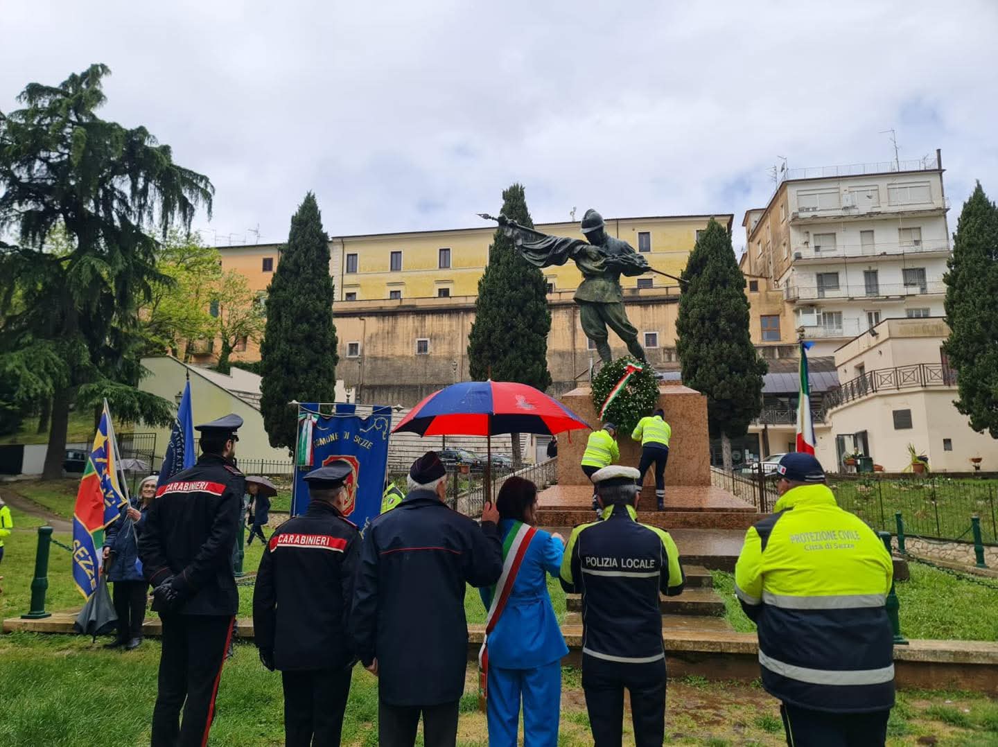 Cerimonia commemorativa al monumento ai caduti