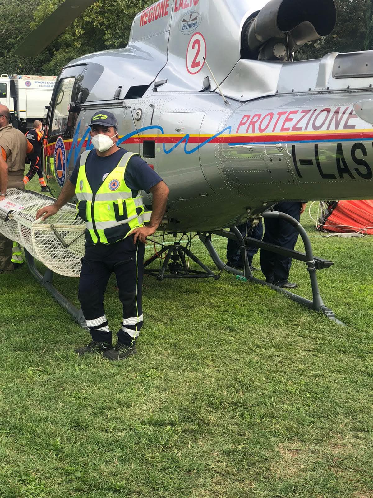 Volontario con elicottero Protezione Civile Regione Lazio