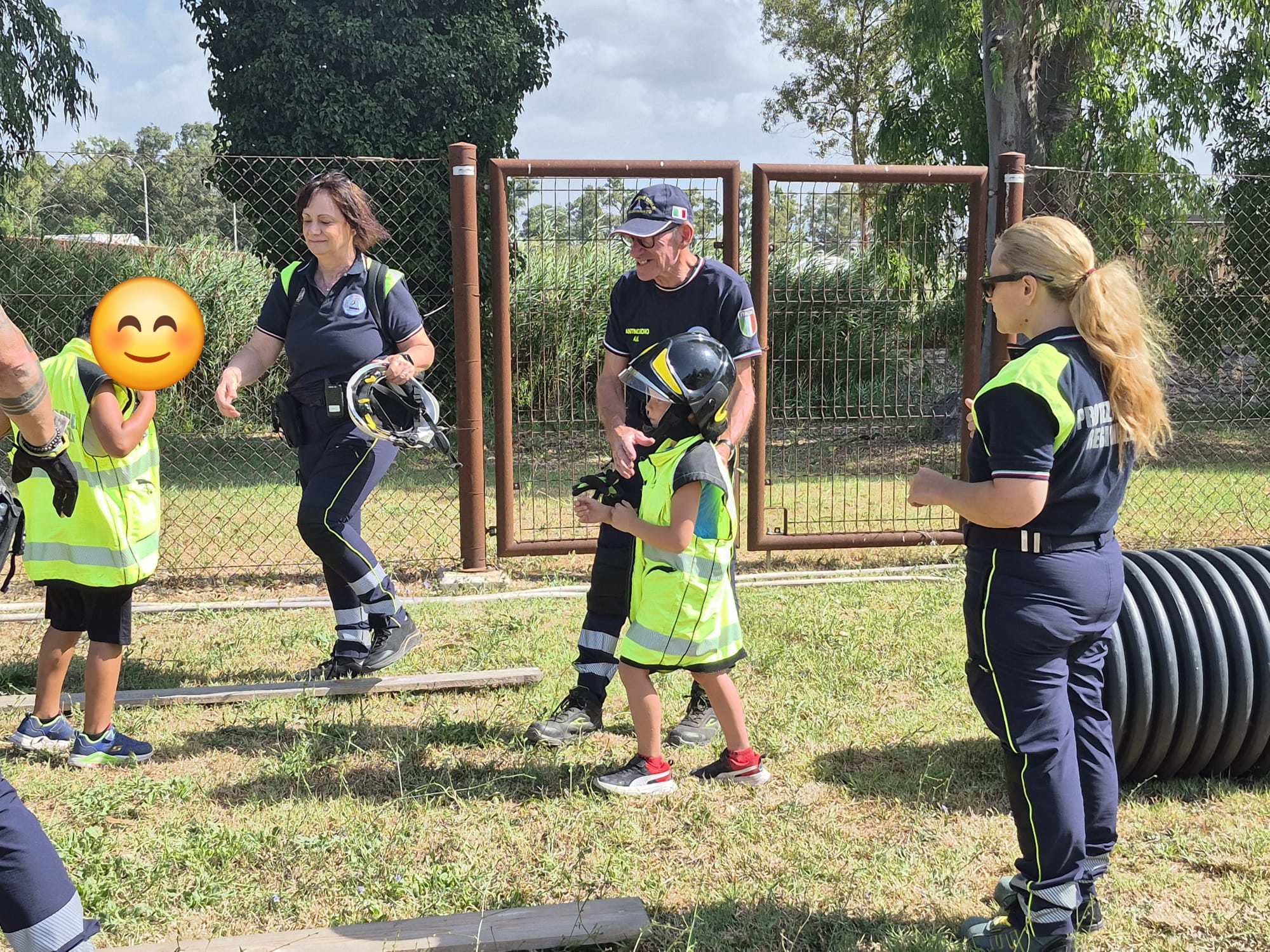 Formazione bambini con caschi protettivi