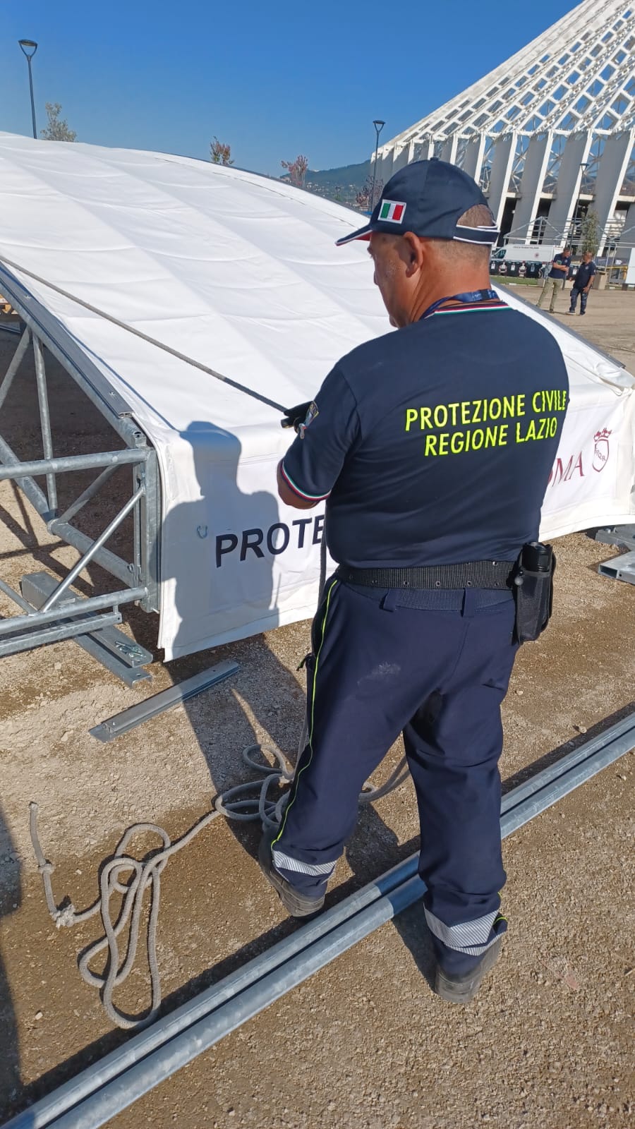 Volontario montaggio struttura tenda