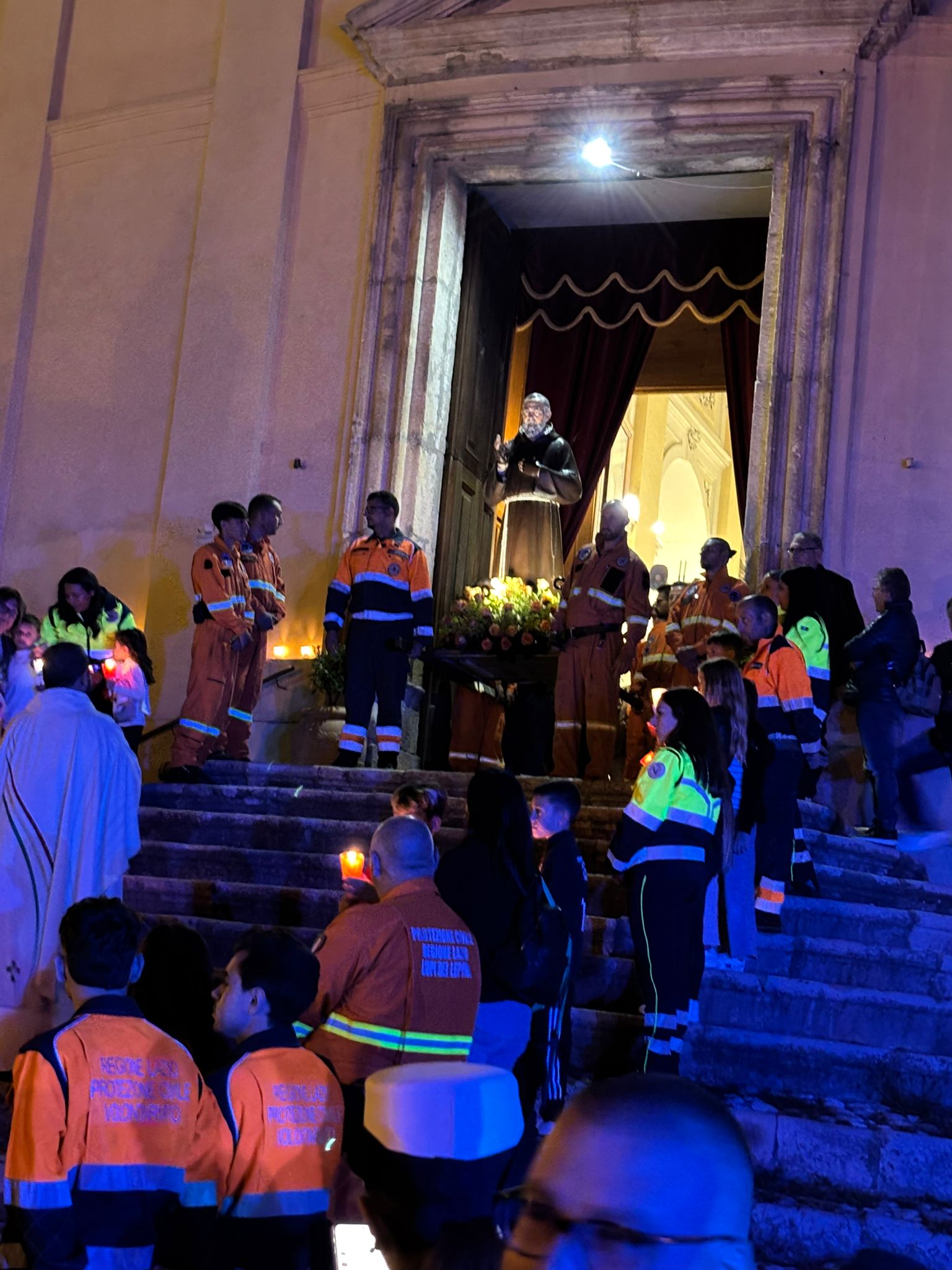 Processione religiosa notturna con volontari