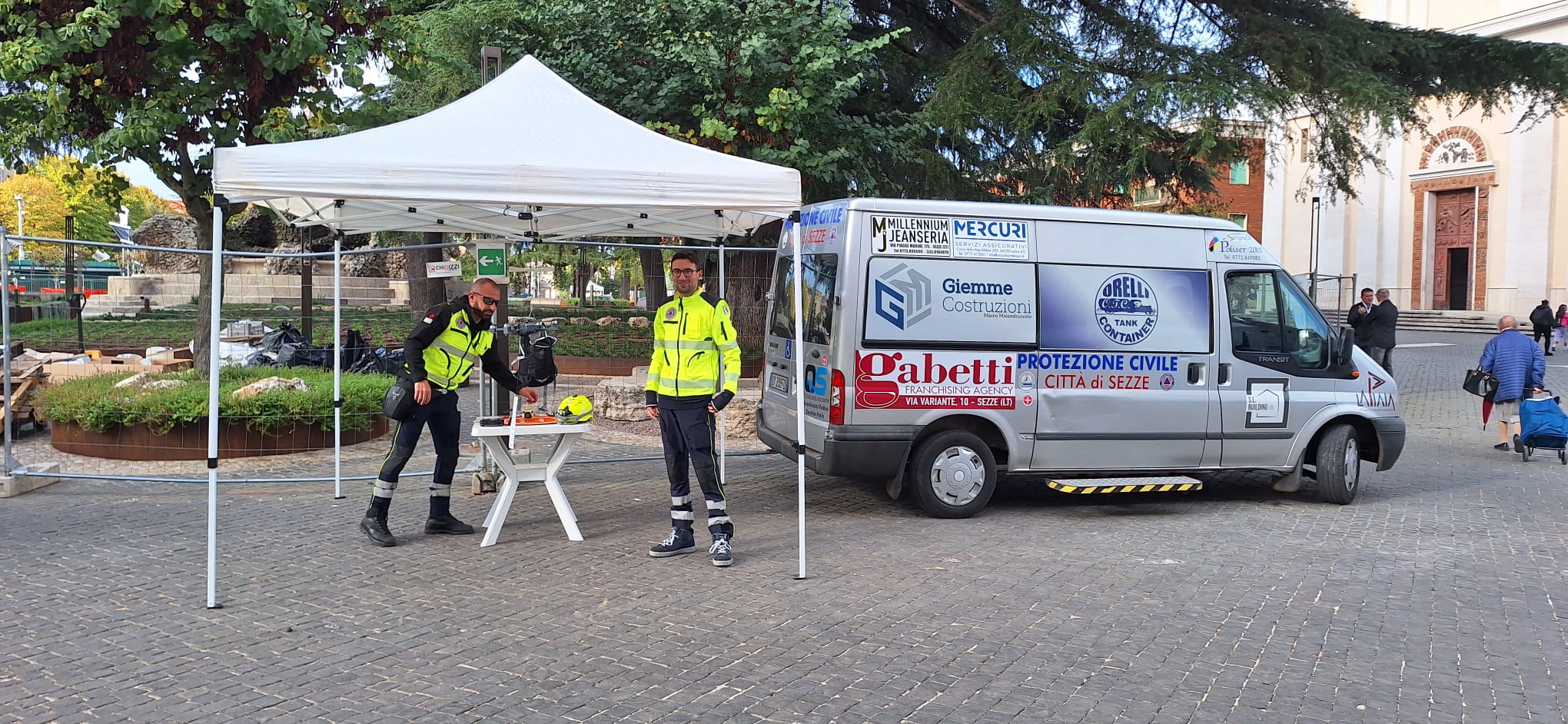 Stand informativo in piazza con gazebo
