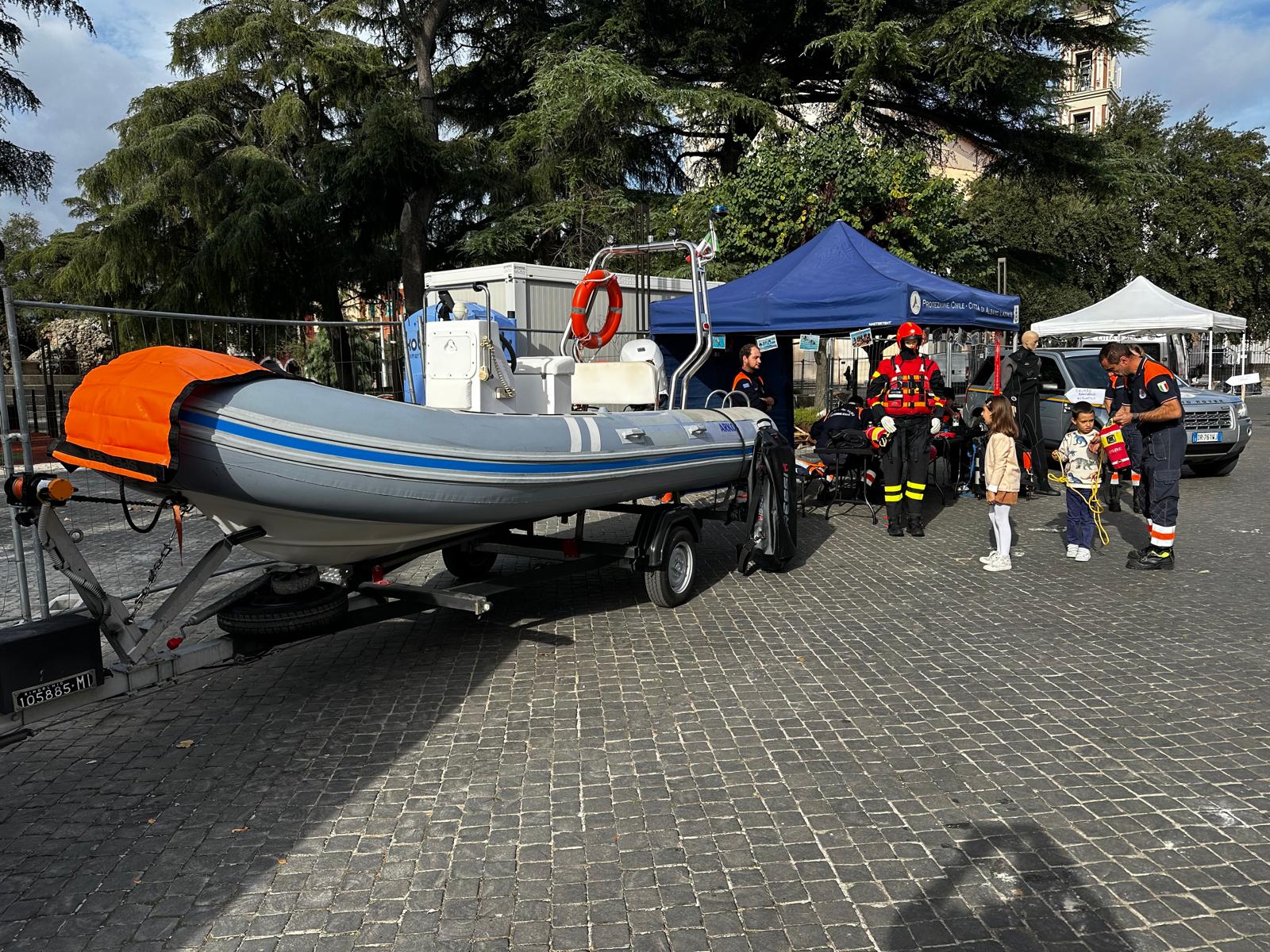 Esposizione gommone di salvataggio e mezzi
