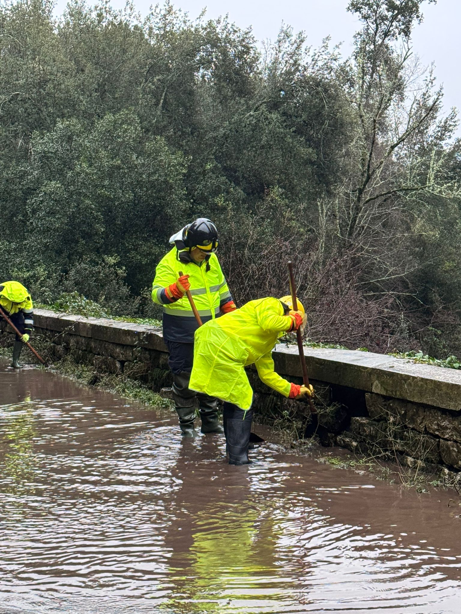 Volontari al lavoro durante alluvione