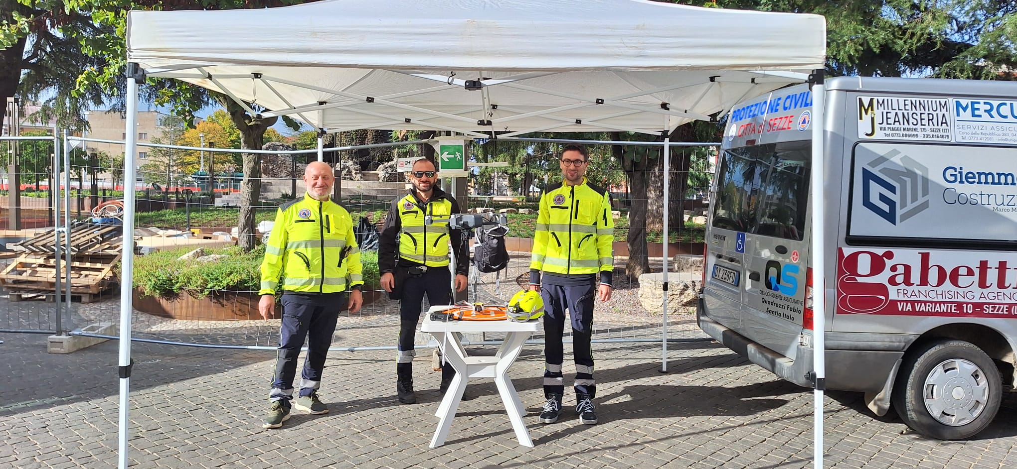 Volontari sotto gazebo con attrezzature